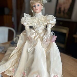 Ashton Drake ‘Lisa’ bride Porcelain Doll with Lace Accents